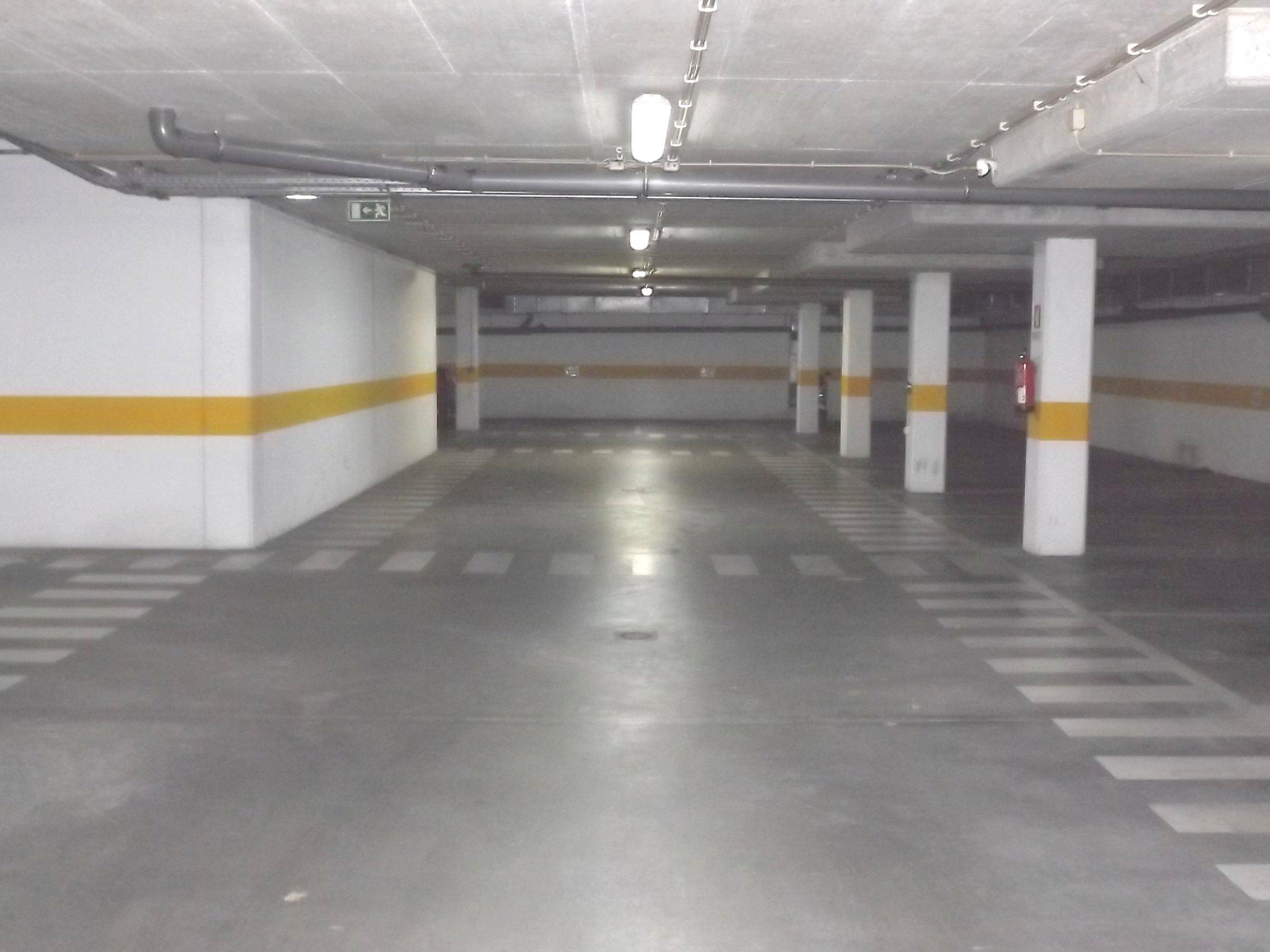 Monthly rental of a parking space in an office building garage in Telheiras, Lisbon. 24/7 access.